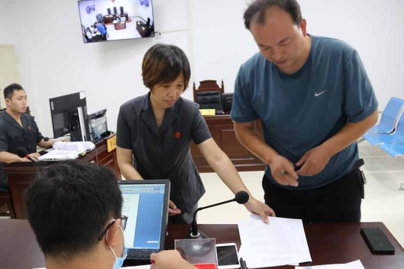 法官|赚网友几分利成被告 法官调解化干戈为玉帛