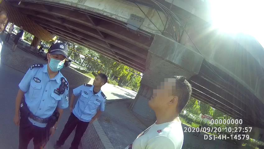 法制|轻生男子开车冲进河中，被救上来后又企图撞车自杀