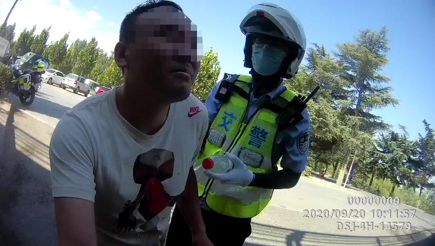 法制|轻生男子开车冲进河中，被救上来后又企图撞车自杀
