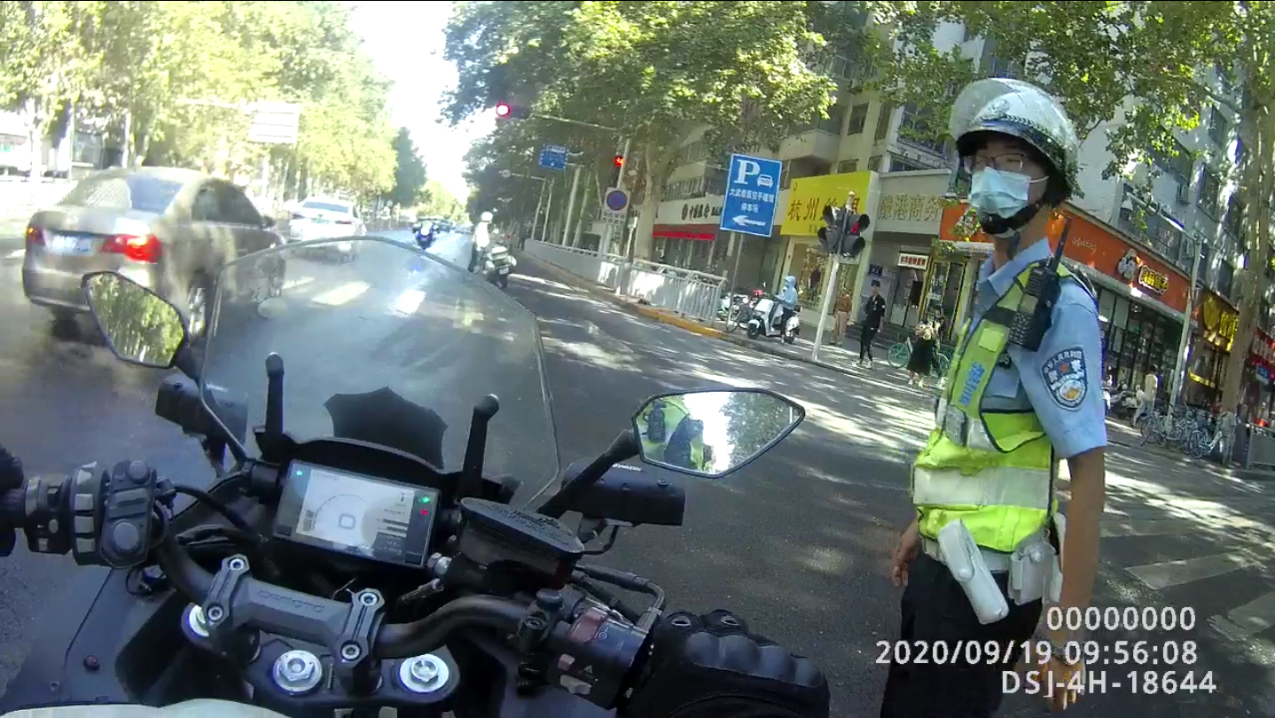 郑州交通|点赞！郑州铁骑警护送脑溢血病患，沿途车辆纷纷让出“生命通道”