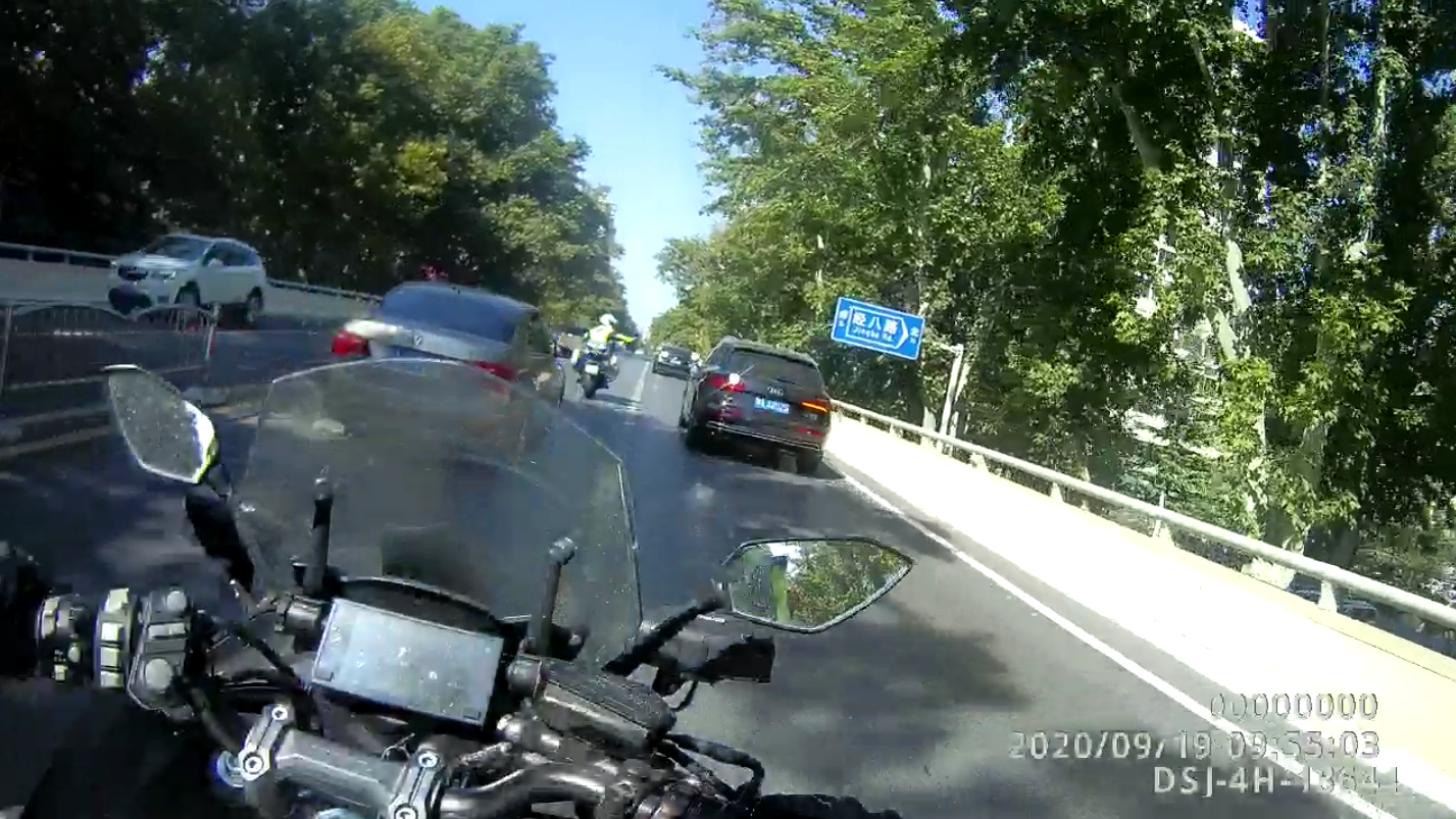 郑州交通|点赞！郑州铁骑警护送脑溢血病患，沿途车辆纷纷让出“生命通道”