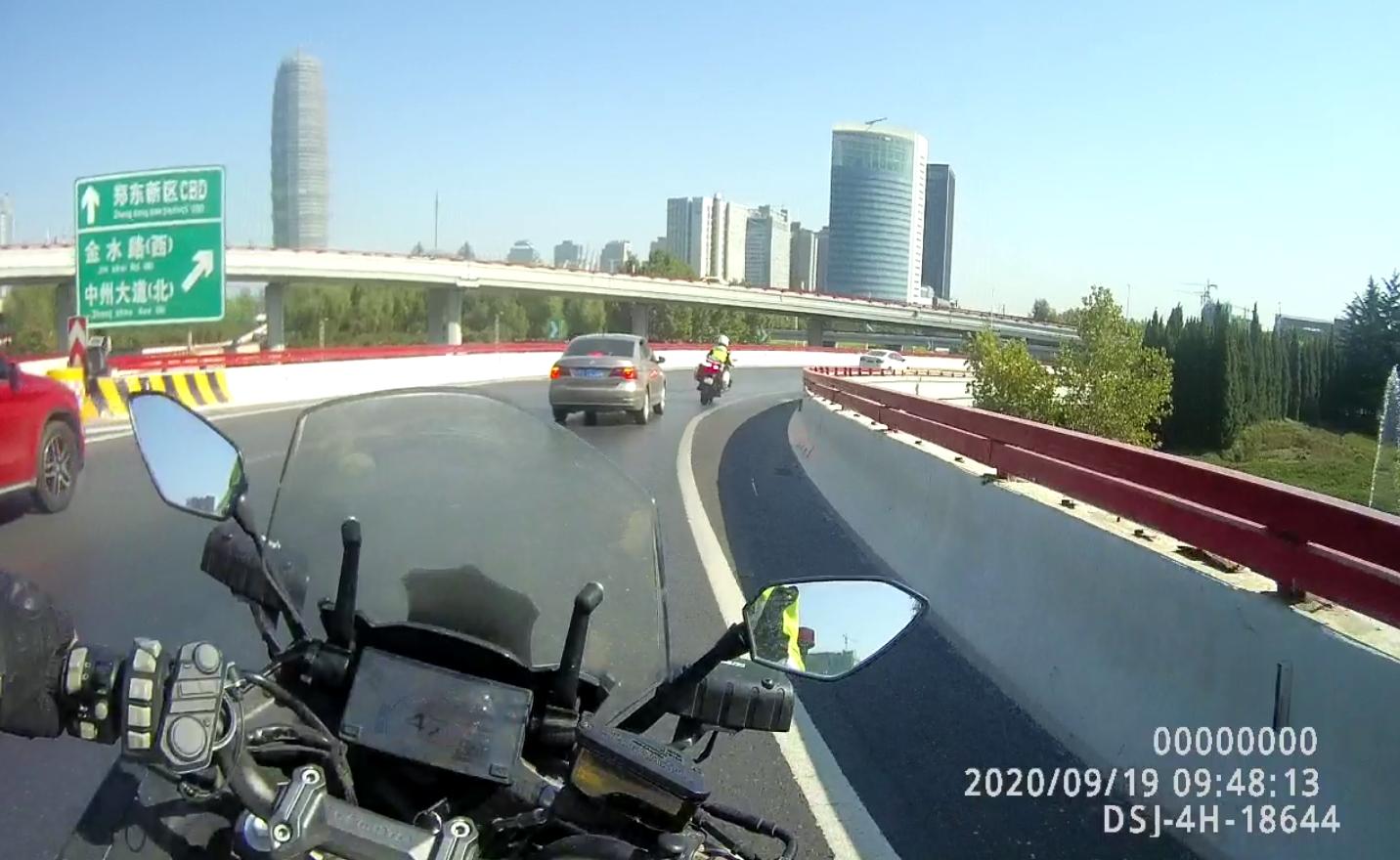 郑州交通|点赞！郑州铁骑警护送脑溢血病患，沿途车辆纷纷让出“生命通道”