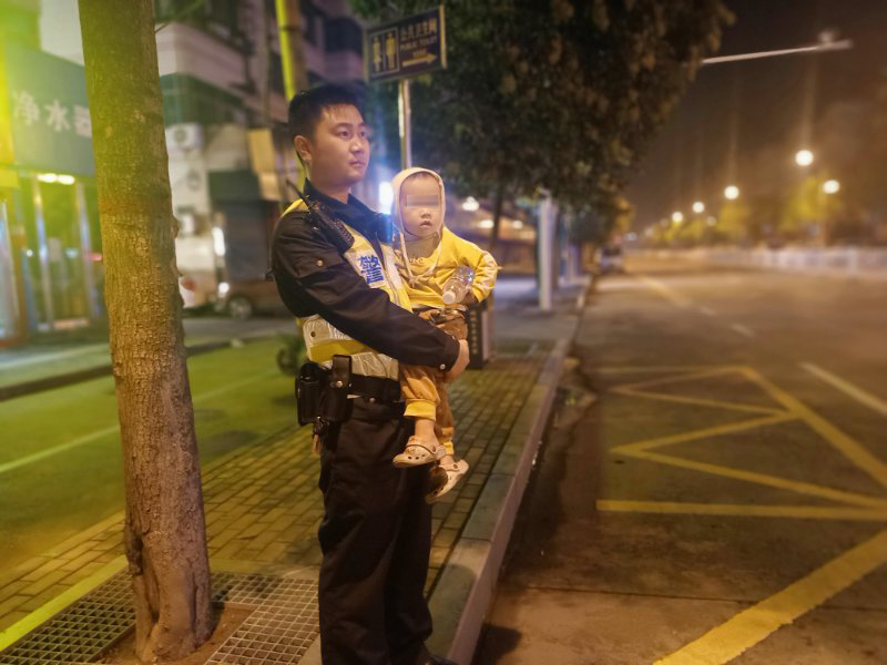 法制|2岁男童凌晨1点在街上游荡！漯河民警充当“奶爸”