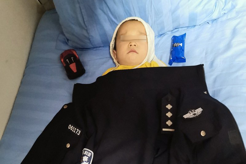 法制|2岁男童凌晨1点在街上游荡！漯河民警充当“奶爸”