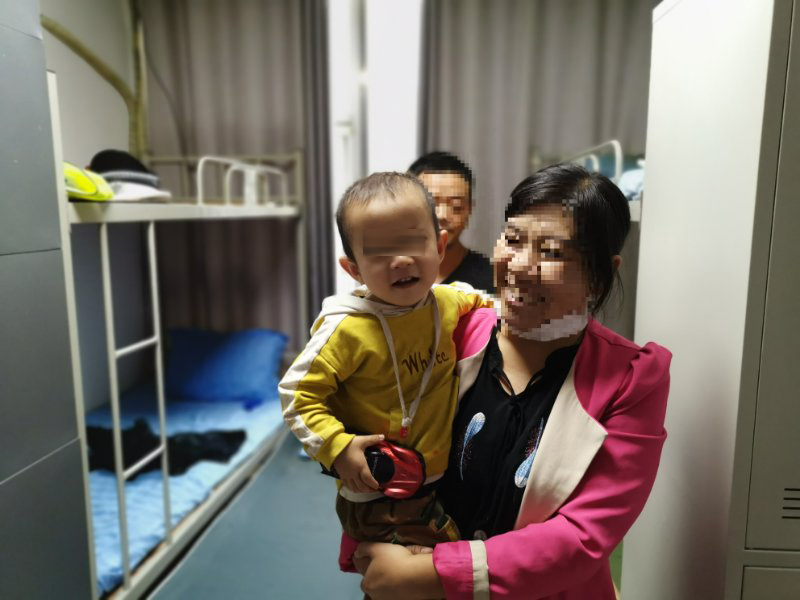 法制|2岁男童凌晨1点在街上游荡！漯河民警充当“奶爸”