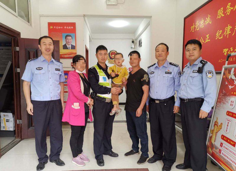 法制|2岁男童凌晨1点在街上游荡！漯河民警充当“奶爸”