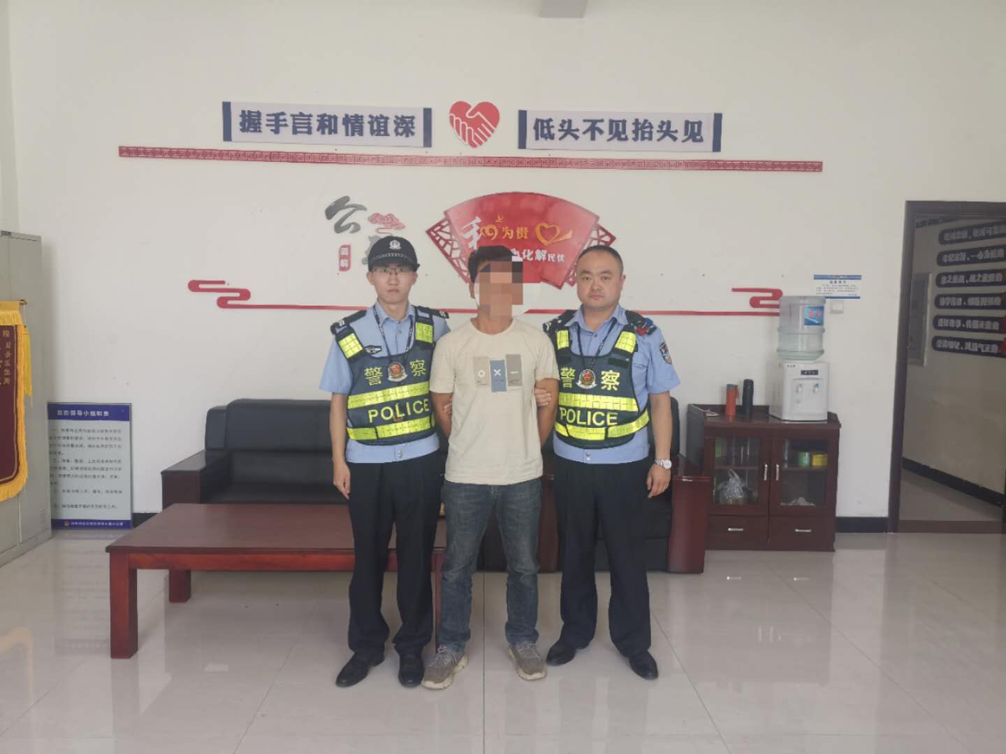 顺手牵羊|顺手牵羊偷手机，立拘！