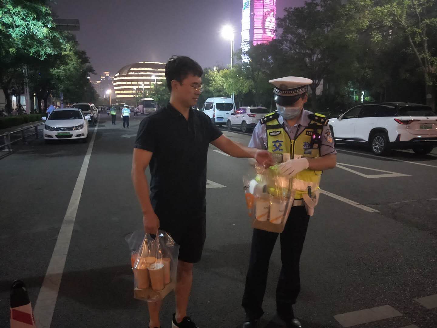 秦臻|暖！郑州执勤民警收到“秋天第一杯奶茶”