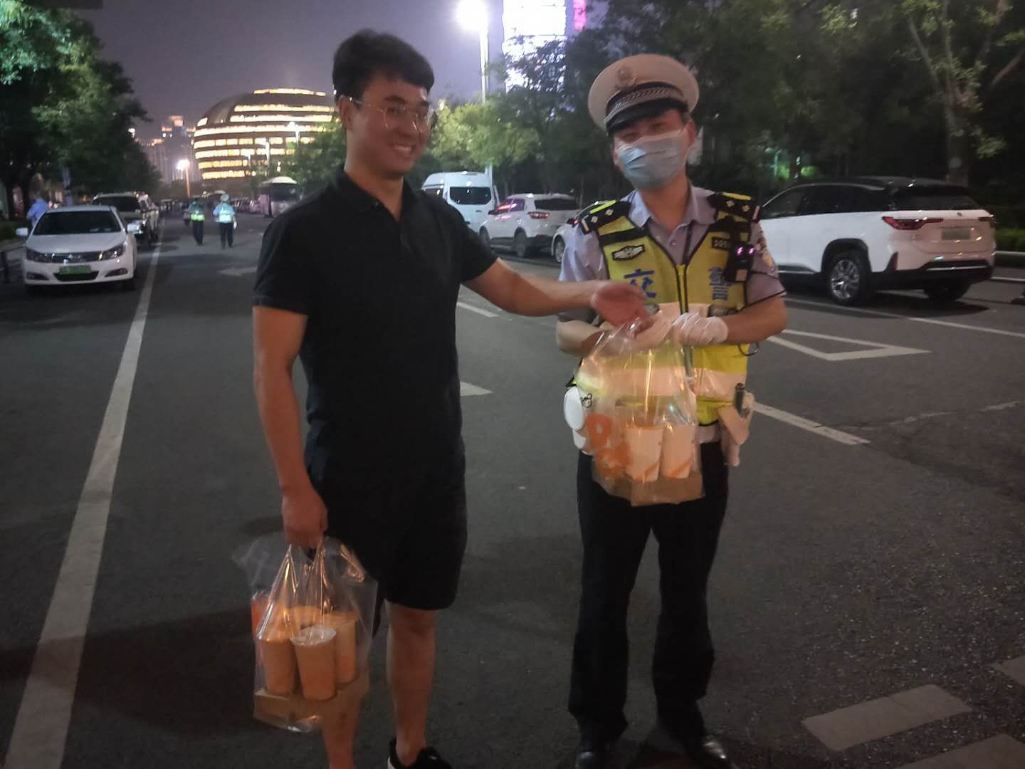 秦臻|暖！郑州执勤民警收到“秋天第一杯奶茶”