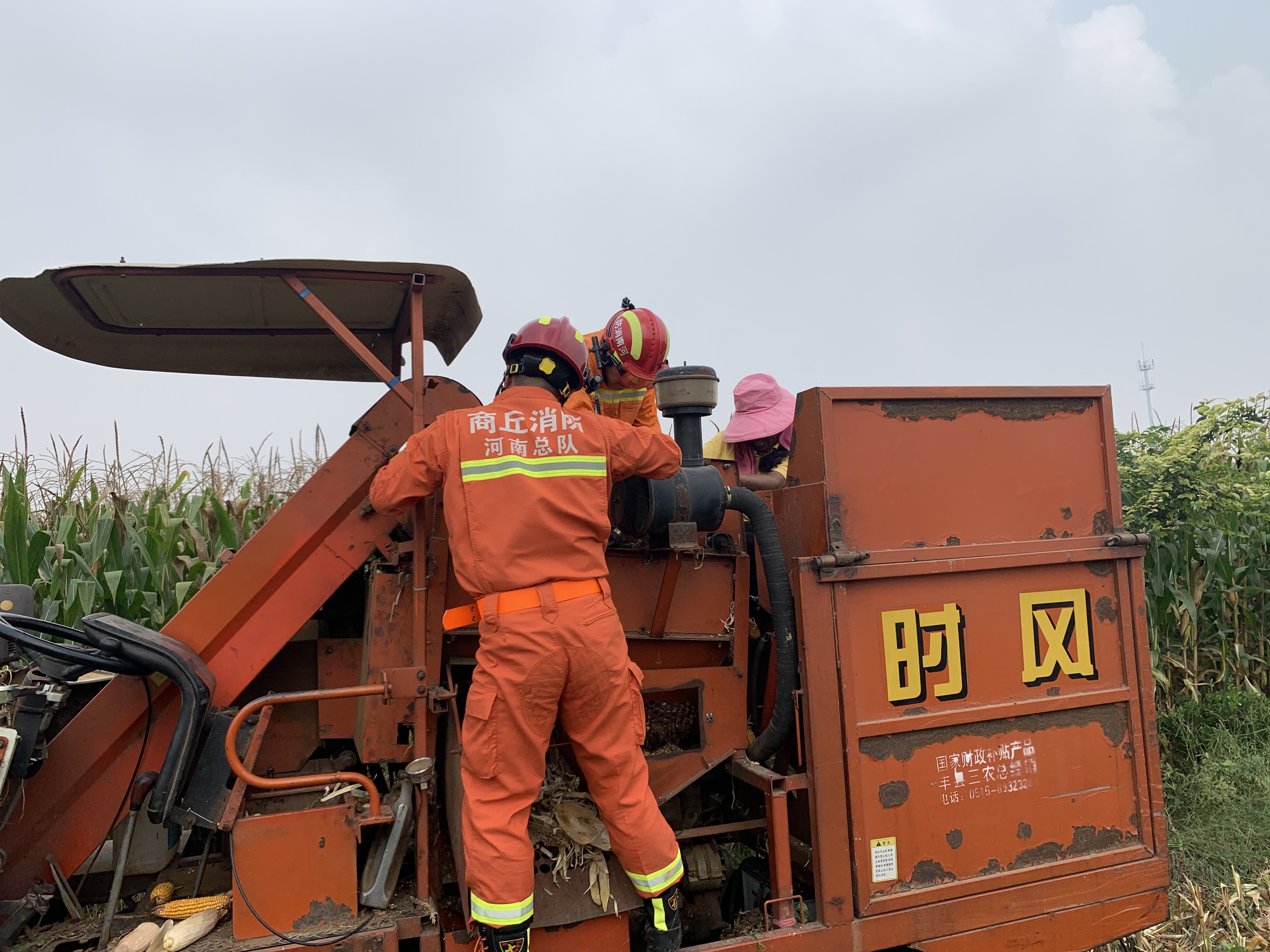 河南商丘|收割机作业时用脚踩了一下，商丘一妇女不慎被收割机“咬”到脚