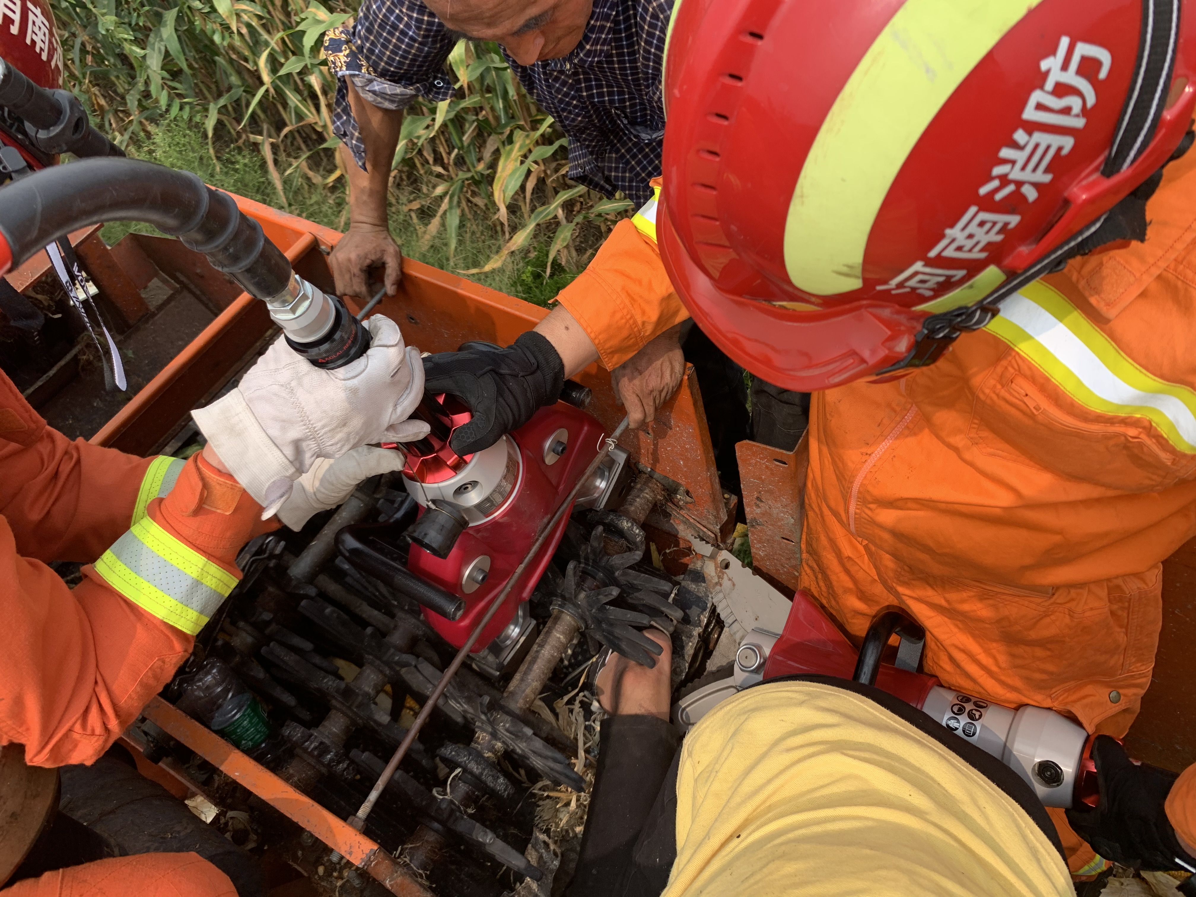河南商丘|收割机作业时用脚踩了一下，商丘一妇女不慎被收割机“咬”到脚