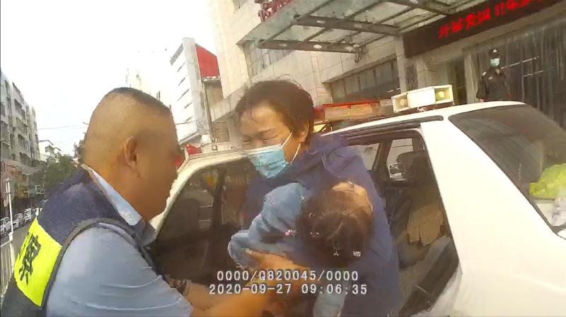 高烧|女童高烧40度，浑身抽搐无意识，漯河交警“喊”出生命通道