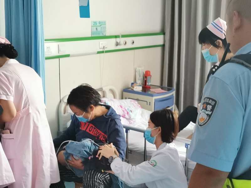 高烧|女童高烧40度，浑身抽搐无意识，漯河交警“喊”出生命通道