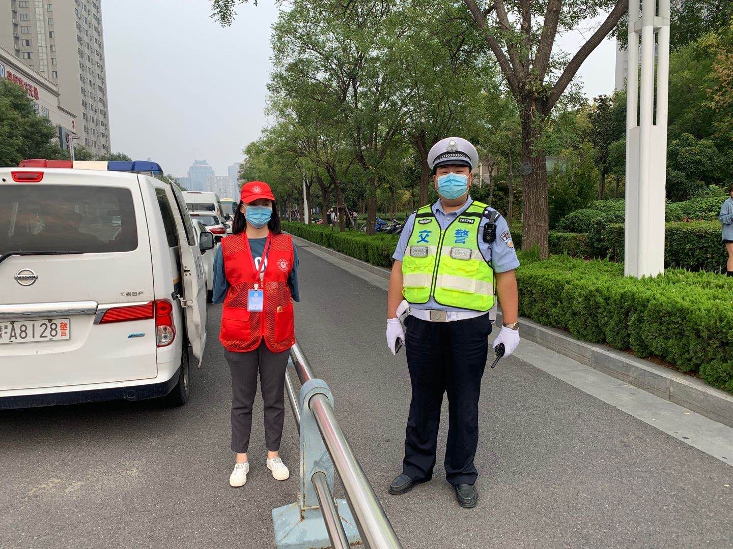 郑州生活|金鸡翱翔郑州城，伉俪牵手护百花