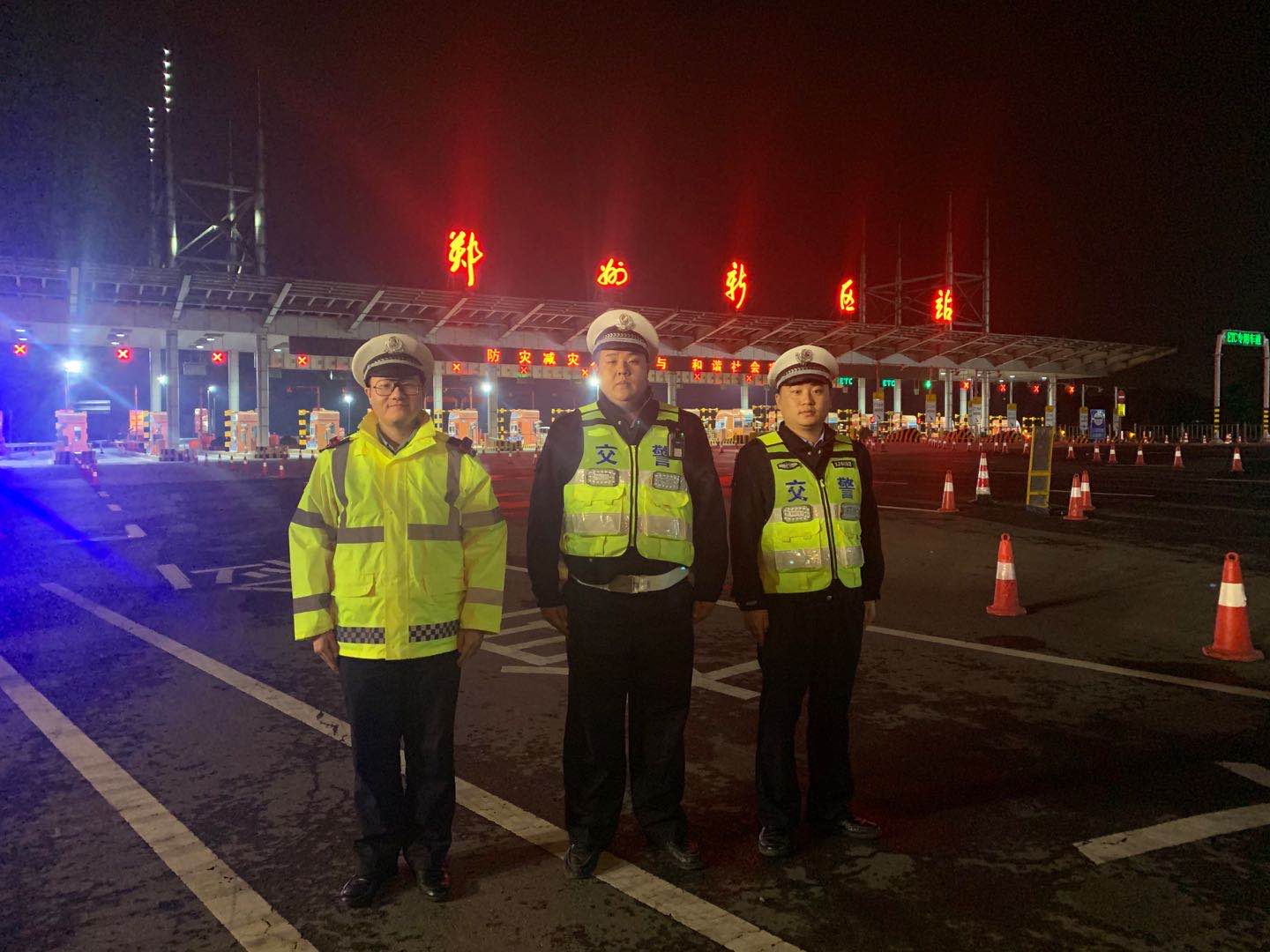 郑州生活|金鸡翱翔郑州城，伉俪牵手护百花