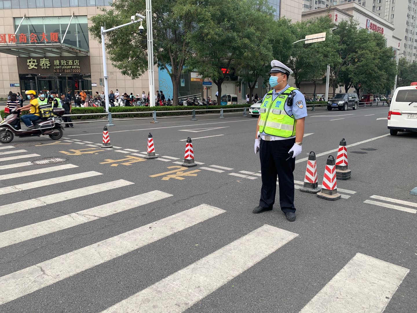 郑州生活|金鸡翱翔郑州城，伉俪牵手护百花