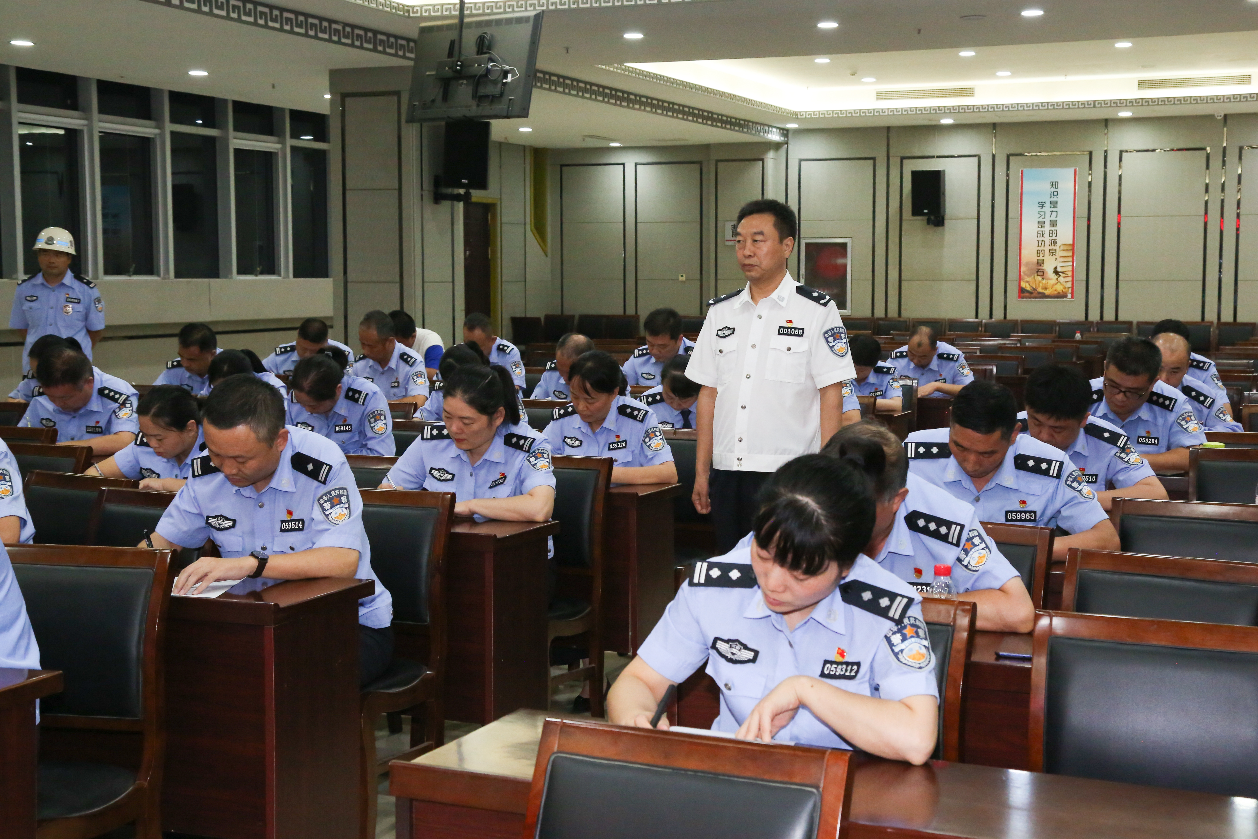 教育|会场突击变“考场”？漯河这场考试考得民警直“冒汗”！