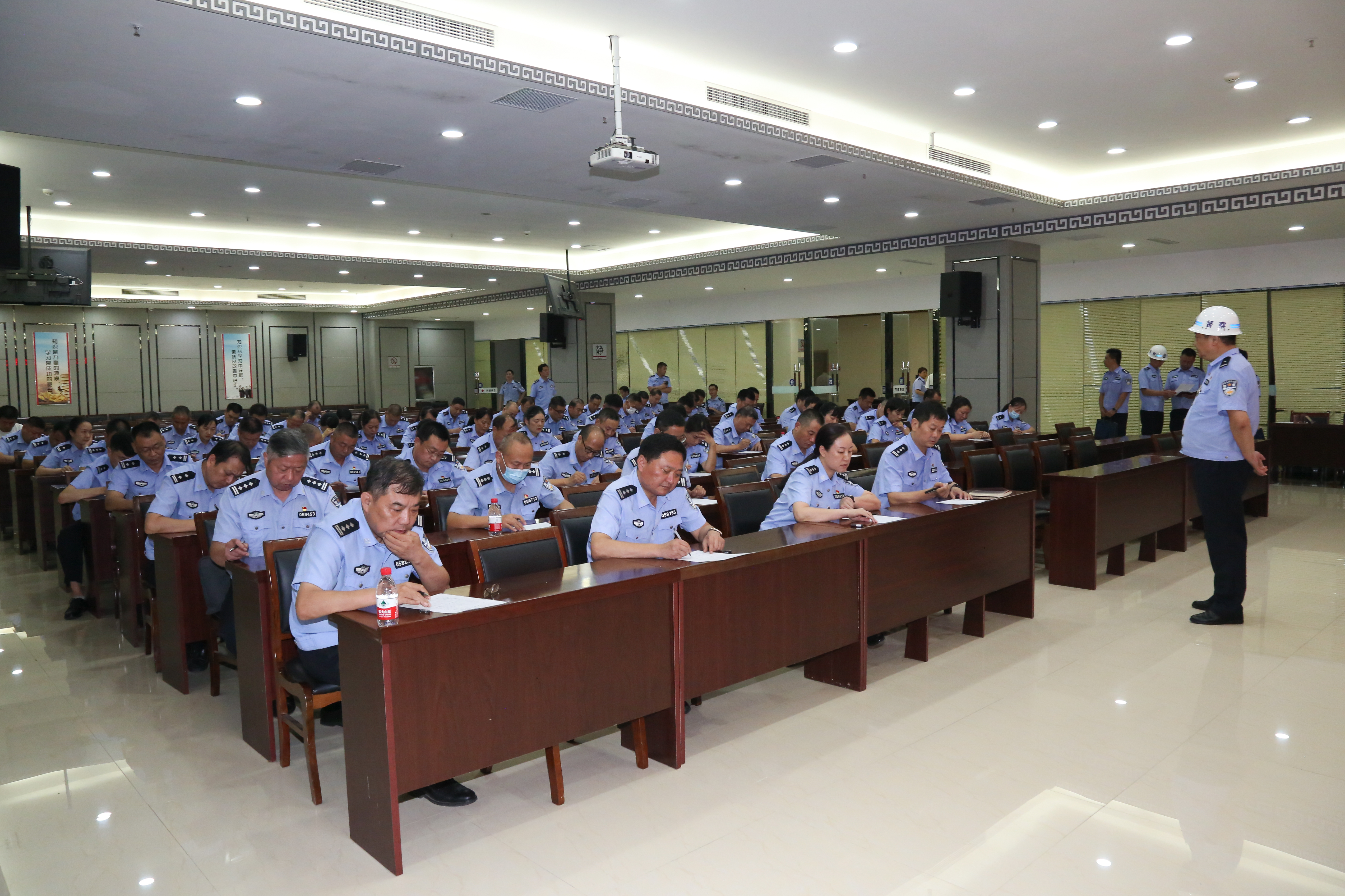 教育|会场突击变“考场”？漯河这场考试考得民警直“冒汗”！