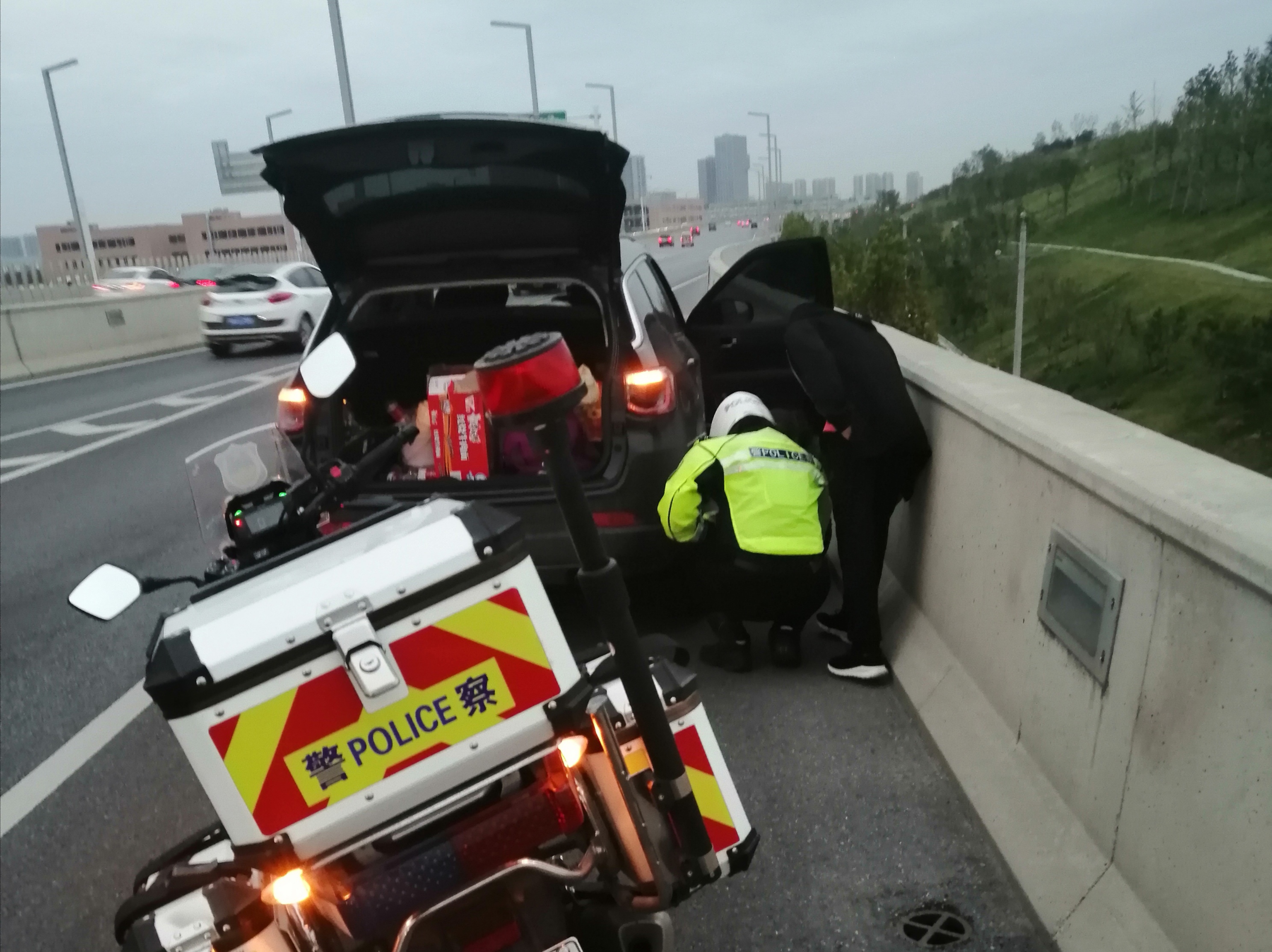 |国庆中秋“双节”，郑州铁骑全员无休守护市民出行