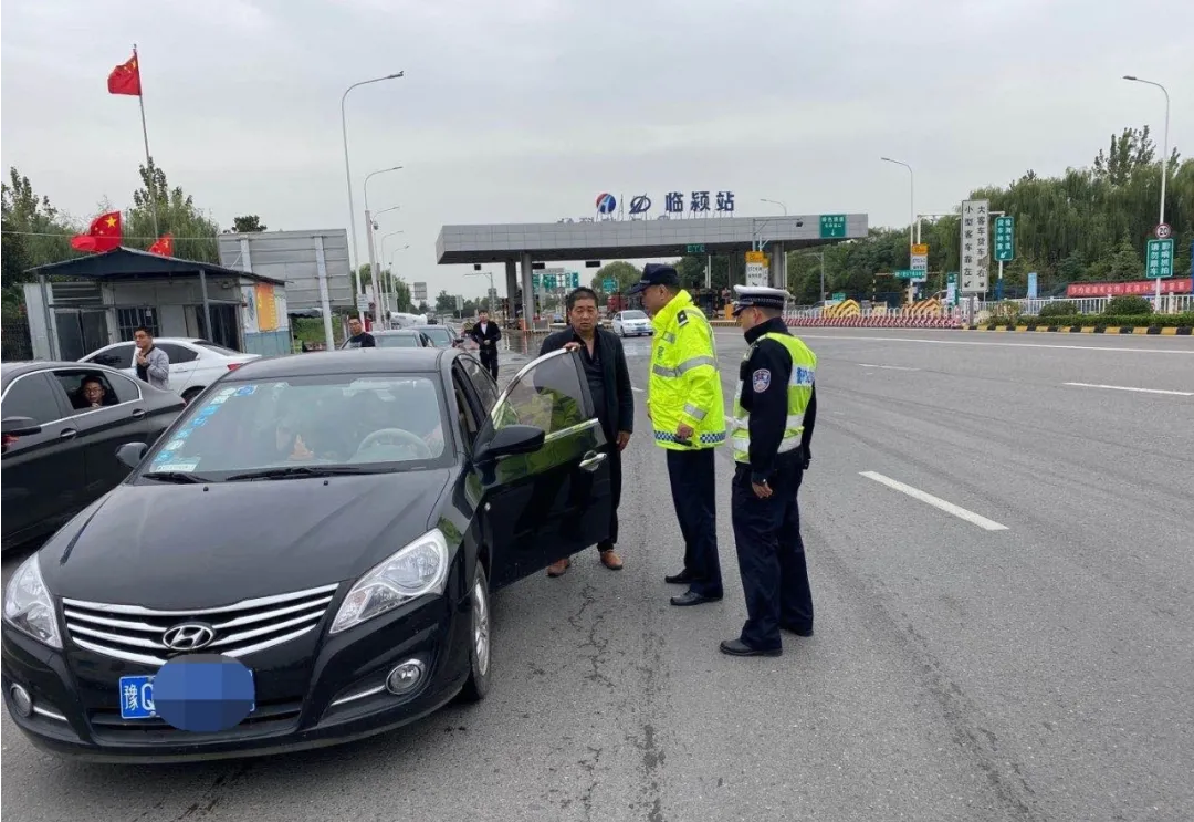 |精神病儿子高速上，突然抢夺方向盘，幸好有漯河交警！