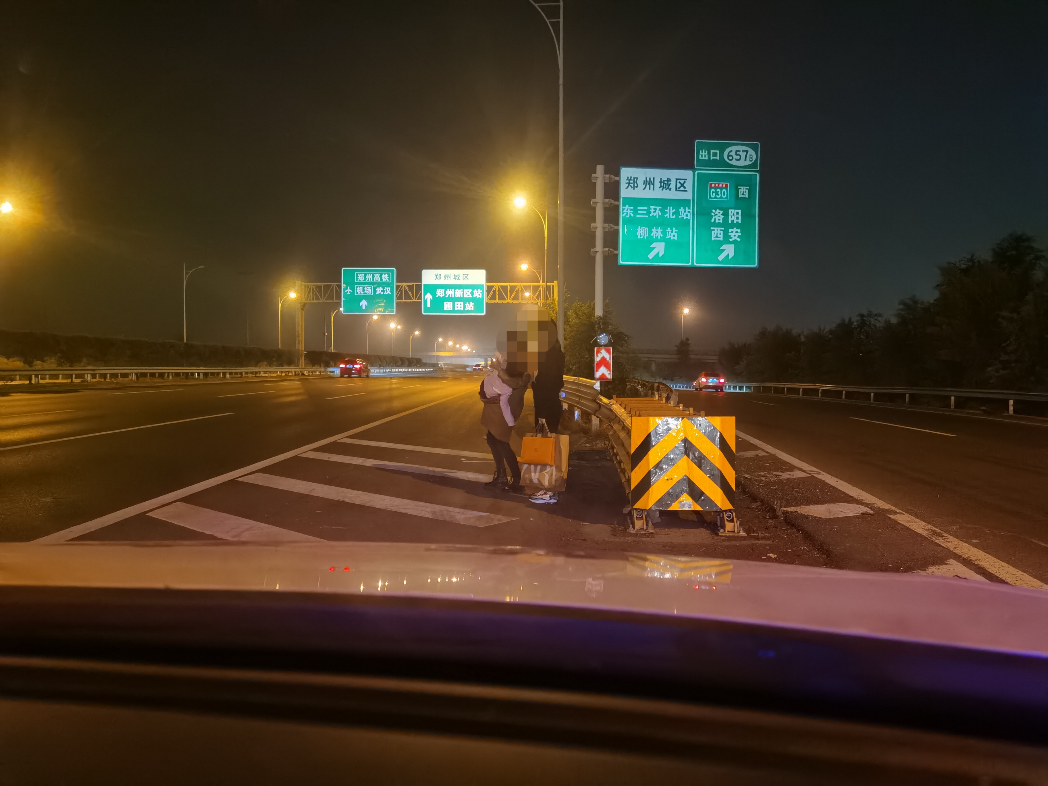 |顺风车“不顺”，两女子深夜被扔在高速上