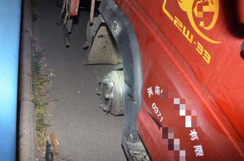 |高速上“飞”出一条轮胎，5辆车“受伤”损失10多万