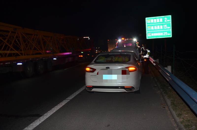 |高速上“飞”出一条轮胎，5辆车“受伤”损失10多万