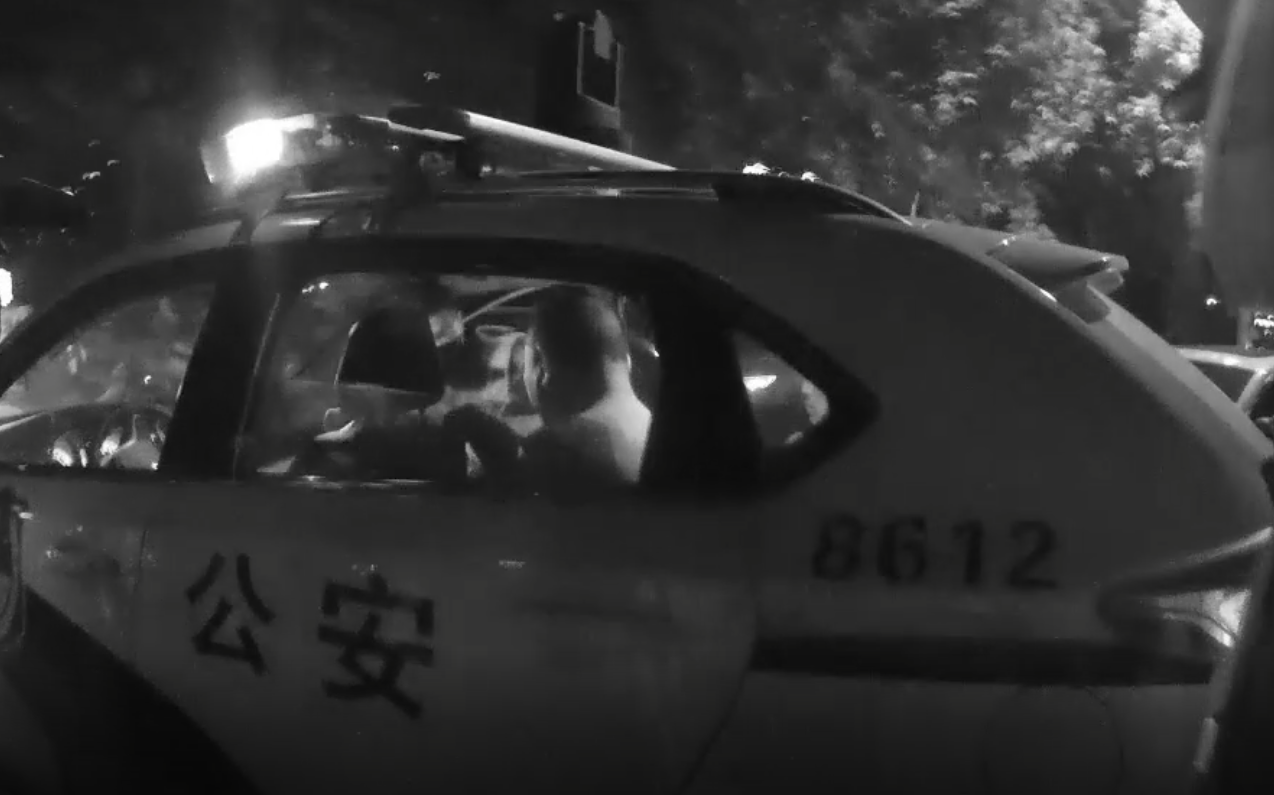 |郑州一男子酒驾被拦撕打交警，瓦斯一喷安生了