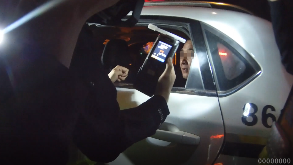 |郑州一男子酒驾被拦撕打交警，瓦斯一喷安生了