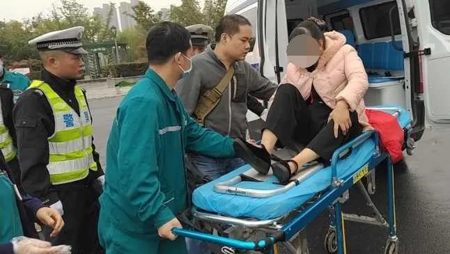 |漯河一女子摔倒在马路中央“无法站立”，民警暖心救助！