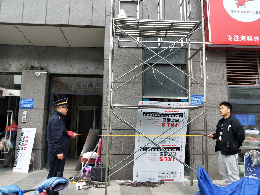 |商家门头牌匾未报批，被城管责令停工