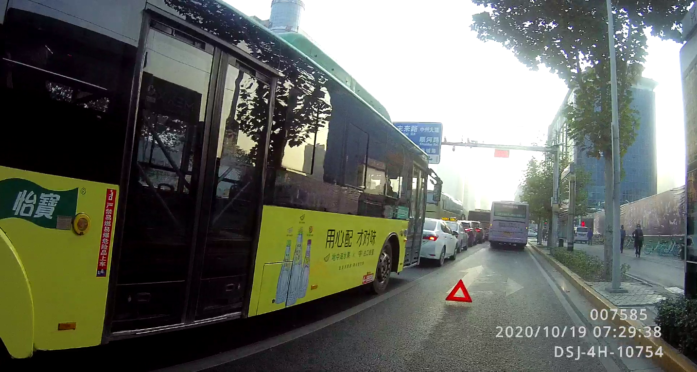 |早高峰郑州一公交车抛锚，交警、协管员、乘客合力上演人工推车