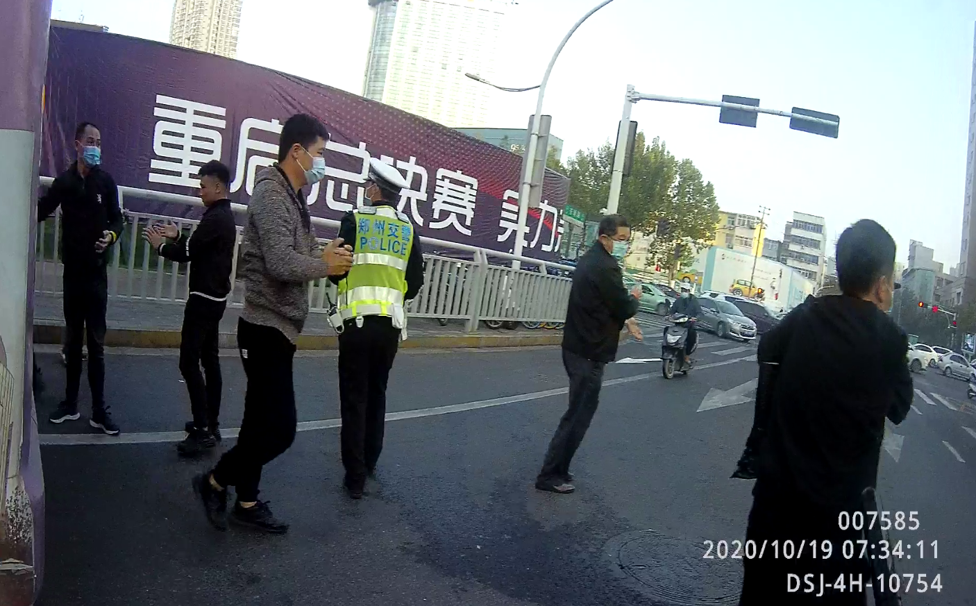 |早高峰郑州一公交车抛锚，交警、协管员、乘客合力上演人工推车