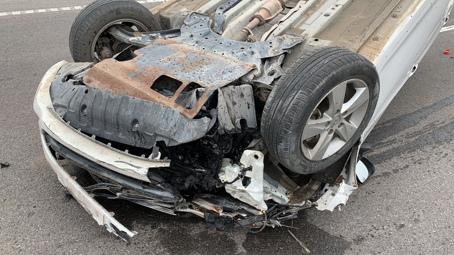 |女司机高速路上喝口水，致轿车翻车四脚朝天