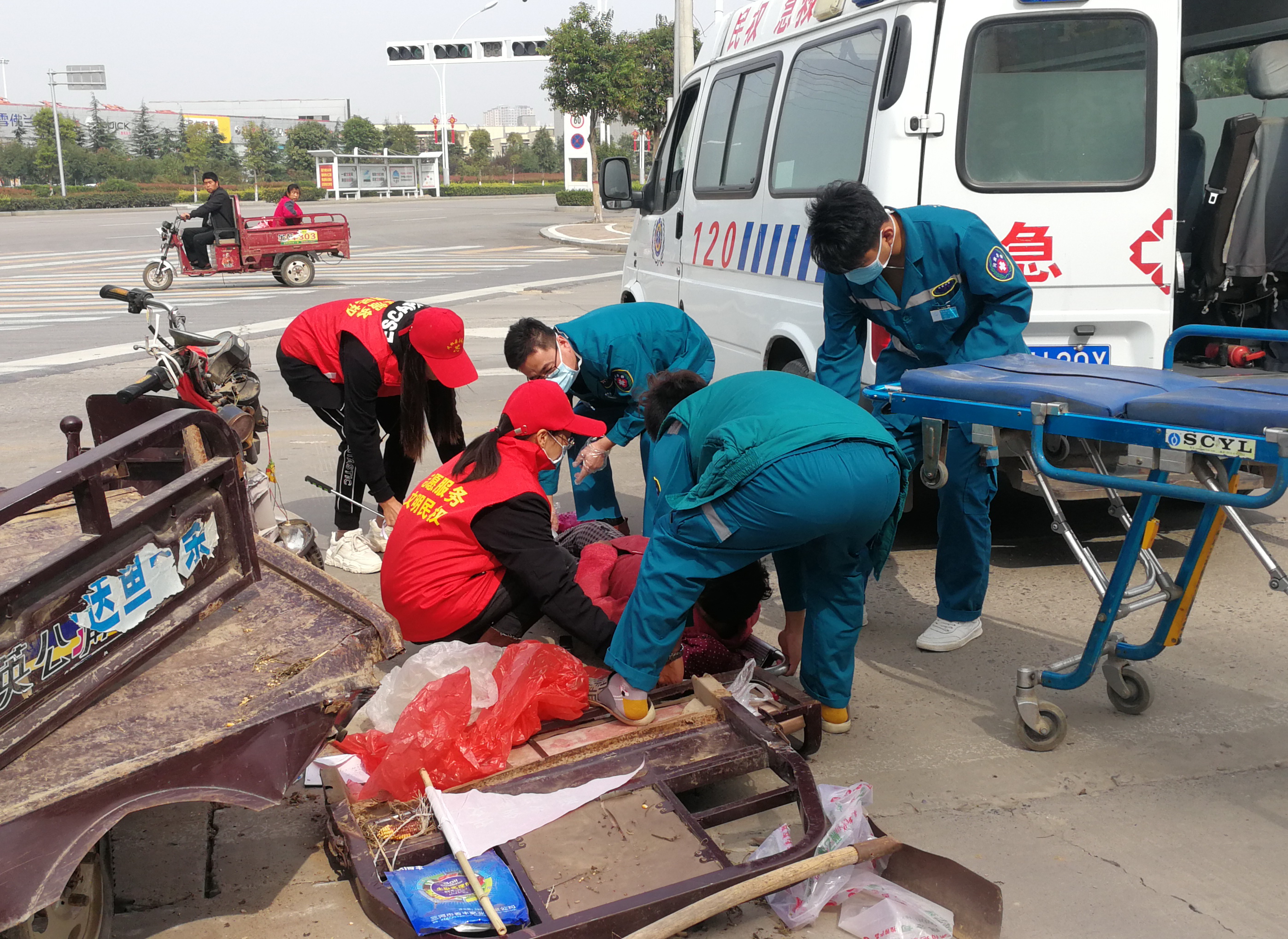 |渣土车撞翻三轮车，老人倒地受伤，商丘两女士上演教科书式救人