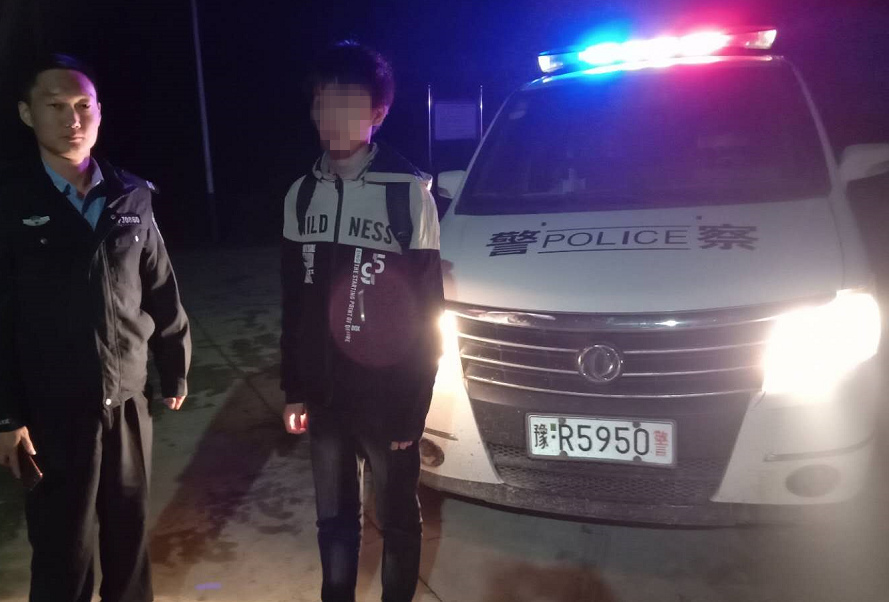 |暖心！男孩归家迷途，民警夜间护送