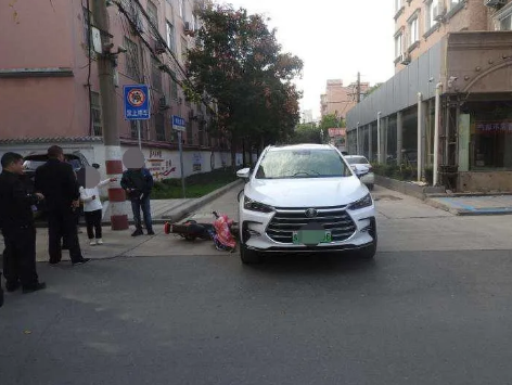 |女子骑电动车出事故受伤，漯河交警为何判她全责？