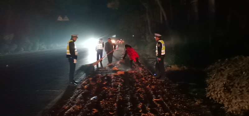 |农民占道晒玉米，车辆易侧翻，漯河交警劝离又“赠”反光锥