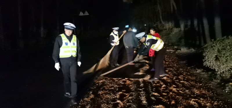 |农民占道晒玉米，车辆易侧翻，漯河交警劝离又“赠”反光锥