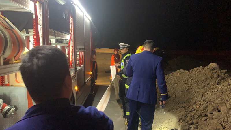 |危机时刻！漯河交警协助消防救援，奋战“4小时”扑灭大火