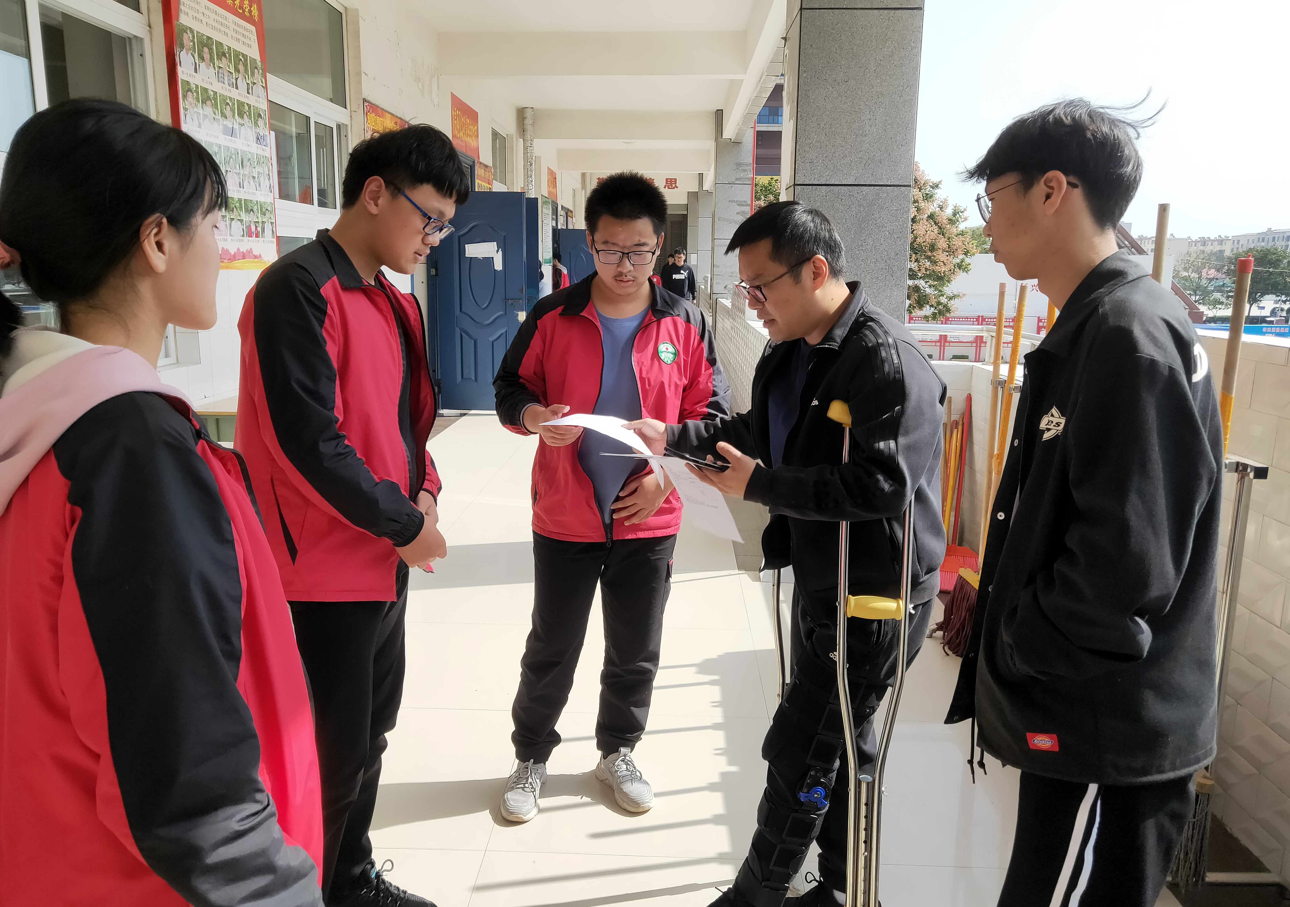 |术后医生要求卧床3个月，漯河高三“男神老班”拄双拐重返三尺讲台