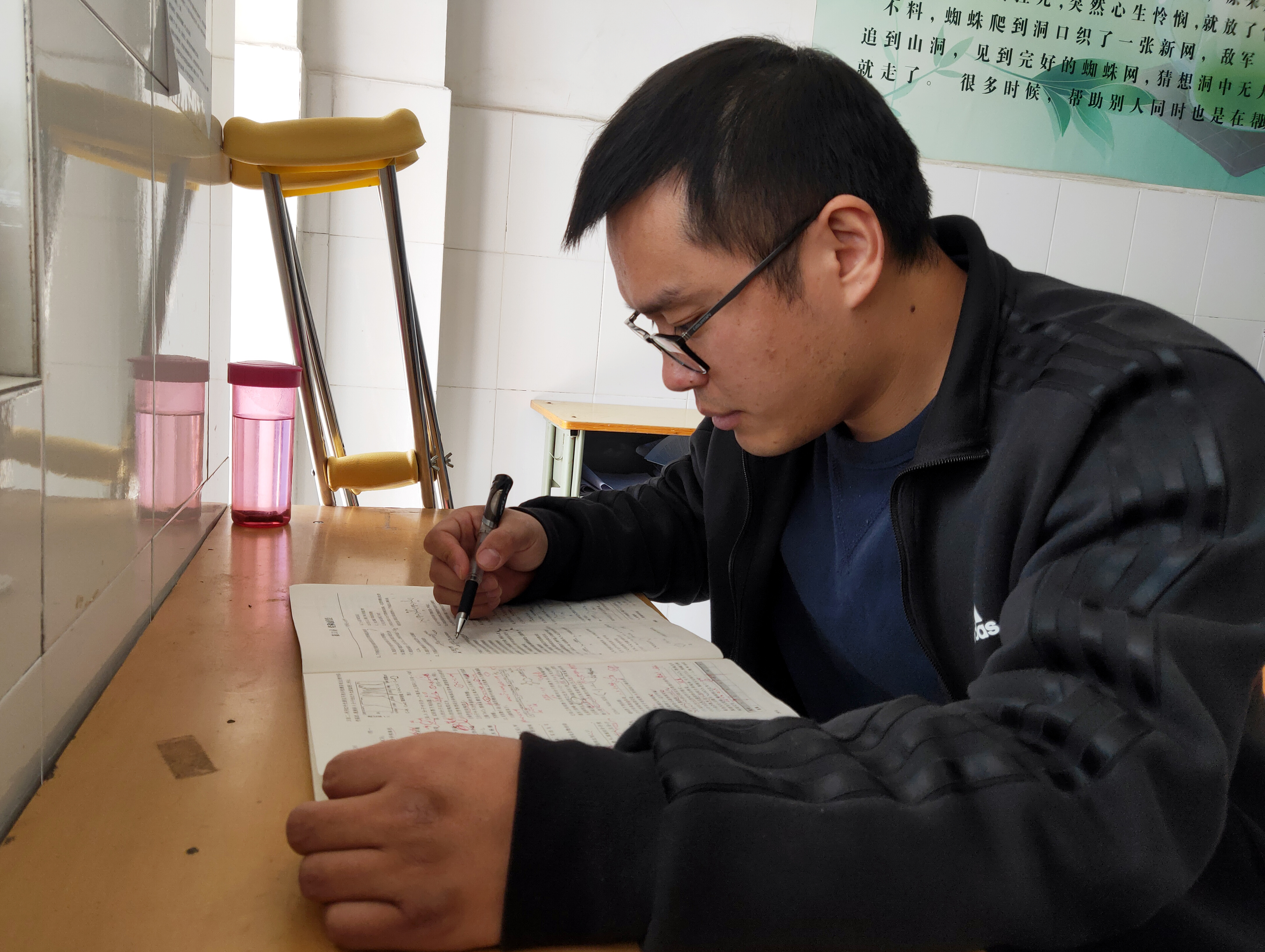 |术后医生要求卧床3个月，漯河高三“男神老班”拄双拐重返三尺讲台