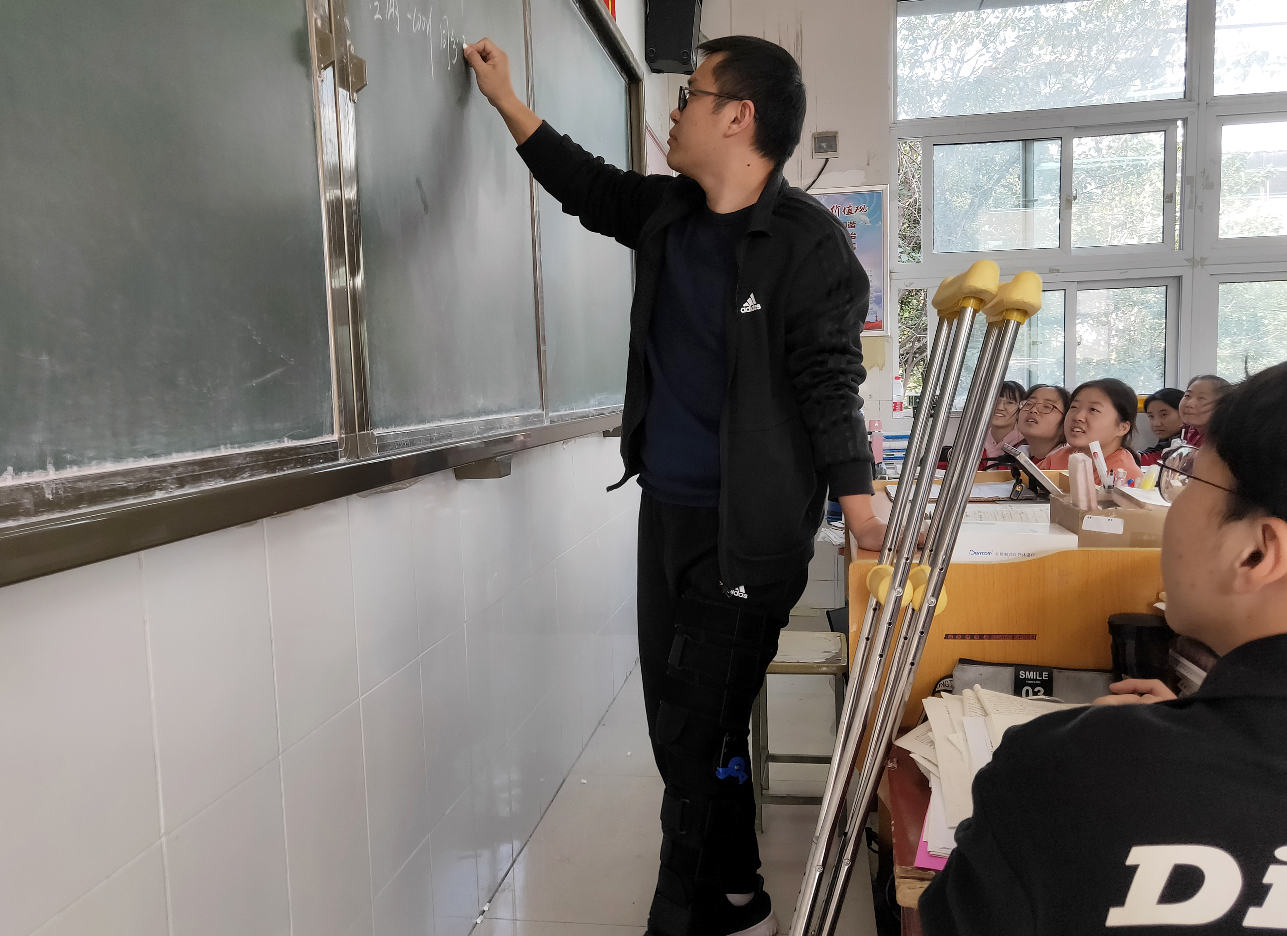 |术后医生要求卧床3个月，漯河高三“男神老班”拄双拐重返三尺讲台