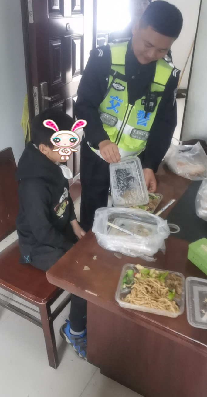 |新乡小男孩跟家人闹别扭离家出走，只身骑自行车到郑州找姐姐