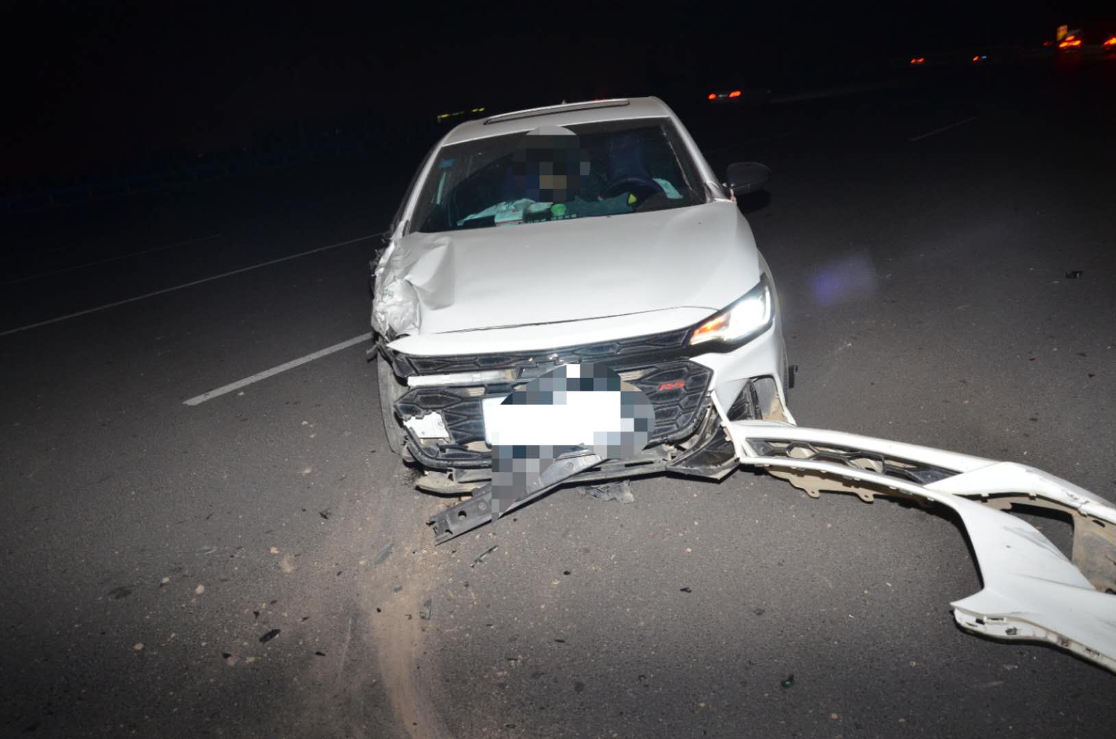 |机场高速收费站两车追尾，原因是司机给车上老婆盖被子……