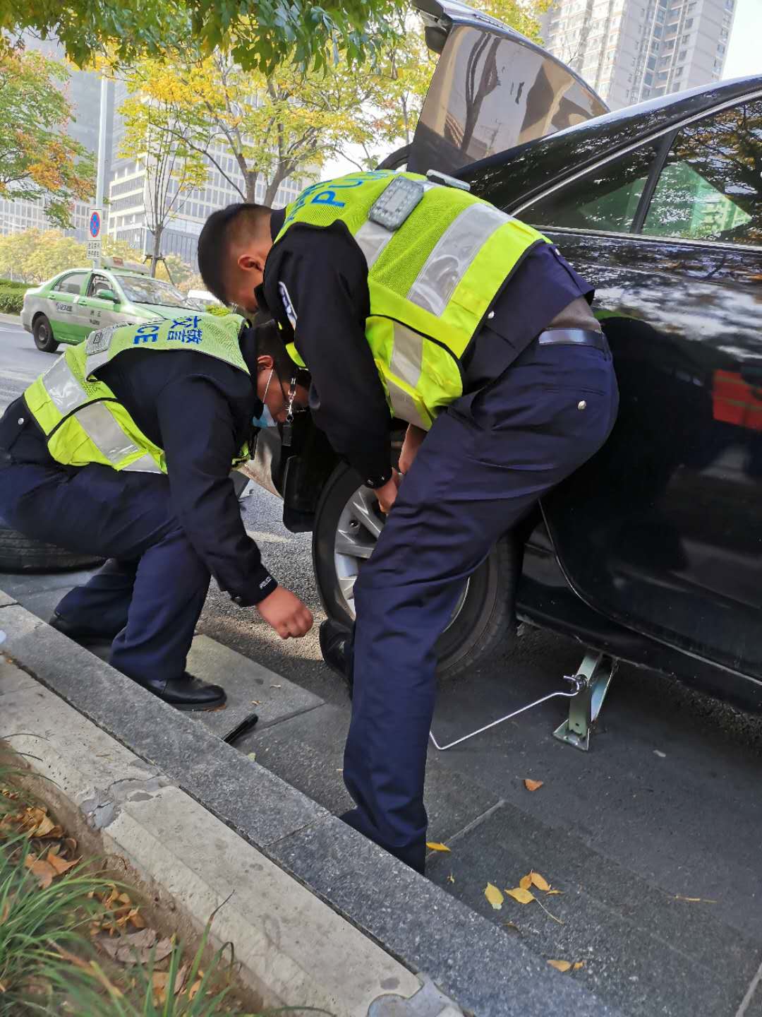 |交警帮换胎不留名，看在眼里的北京教授：郑州好暖