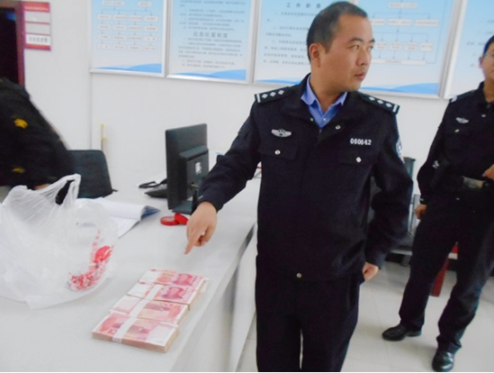 |漯河一粗心失主4万元巨款遗失ATM机上，幸好遇到匿名好心人!