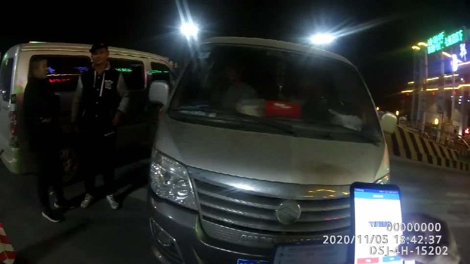 |真正的“压缩包”！郑州一核载6人的面包车竟挤了17个人！