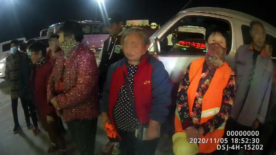 |真正的“压缩包”！郑州一核载6人的面包车竟挤了17个人！