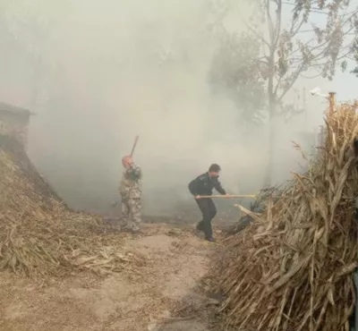 |浓烟密布！羊圈突发大火，民警紧急救援